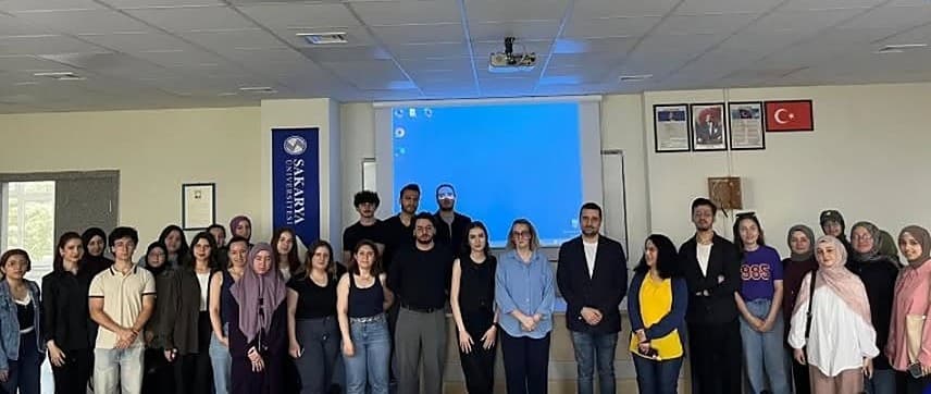 Topluluğumuzun ilk seminerinde katılımcılarla toplu fotoğraf