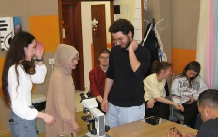 Rehabilitasyon merkezi ziyaretinde mikroskop başında